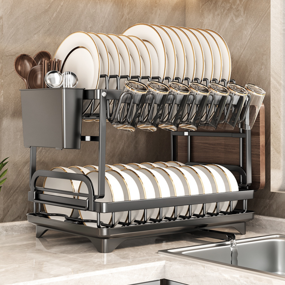 Elegantno cjedilo posuđa s tacnom