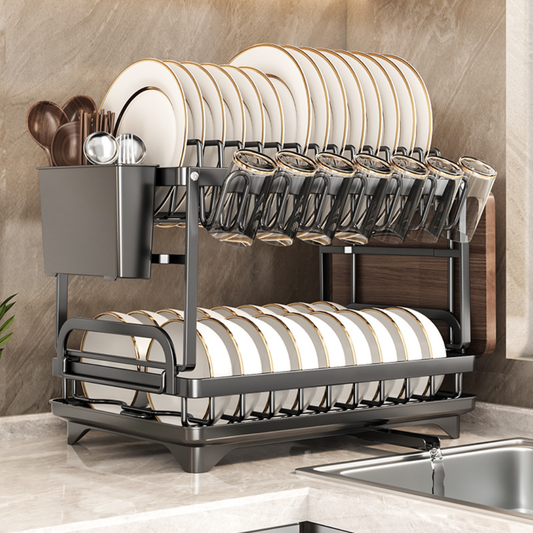 Elegantno cjedilo posuđa s tacnom